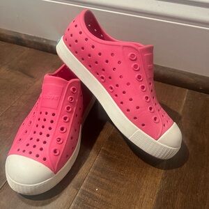 Native Jefferson Youth Shoes in Pink. Size 13. EUC.